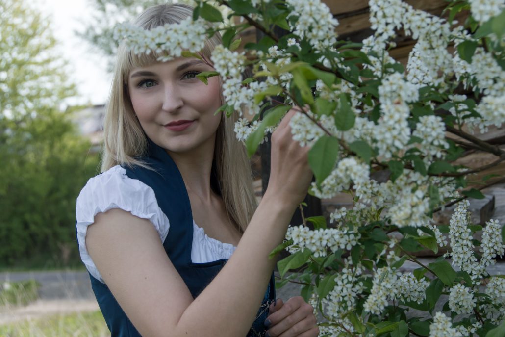 Alpentrachten Dirndl