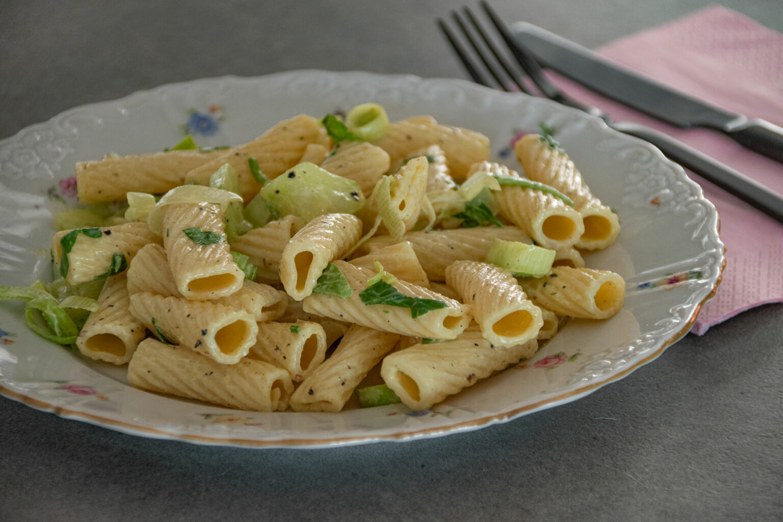 Nudelsalat mit Lauch und Joghurt-Curry-Dressing – Marie-Theres ...